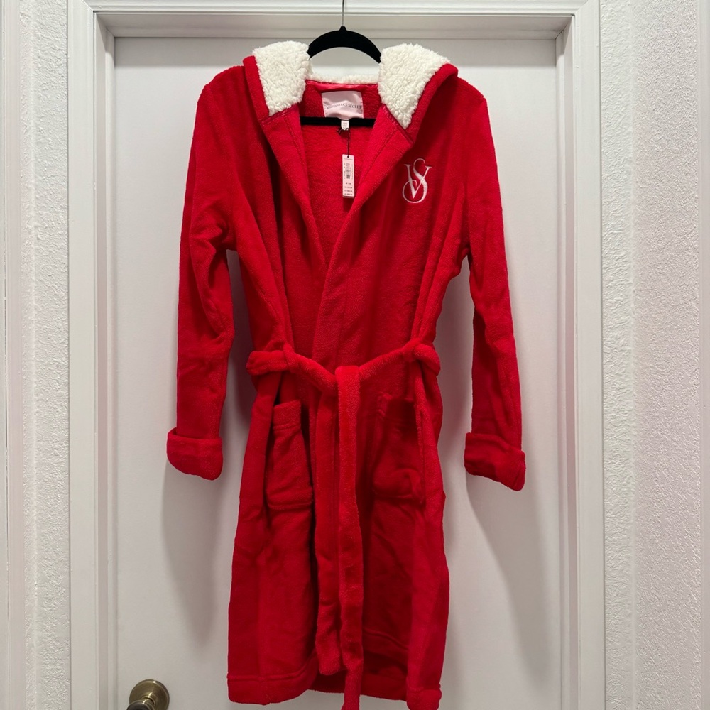 Victoria’s Secret Cozy Plush Red Robe. Brand New w/tag.